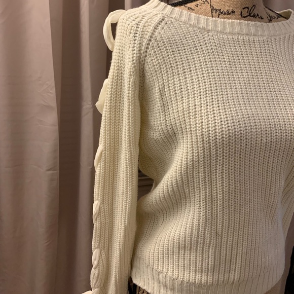Cream knit sweater in Size Small - Picture 4 of 4